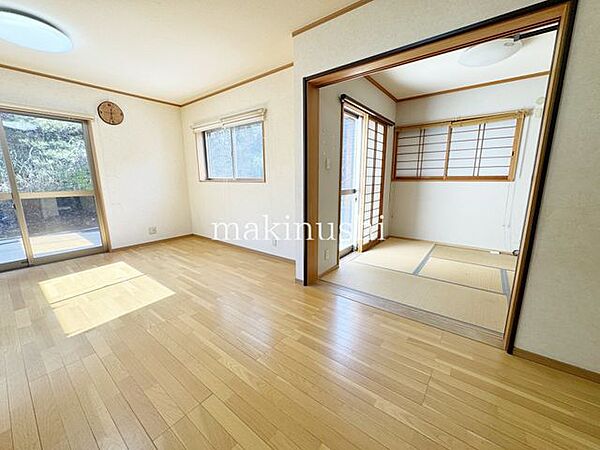 心地よく寛ぐのに充分な広さ、風の揺らぎや陽射しを楽しむことが出来るリビングダイニング！大きな掃き出し窓がございますのでとても明るいリビングです♪