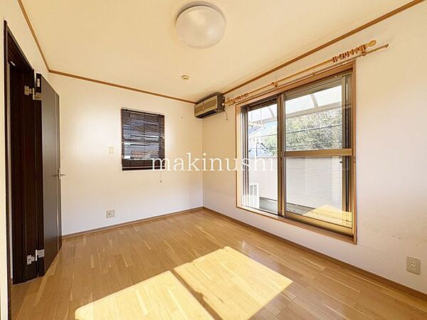 洋室です。収納付きのお部屋ですのでお片付けも楽ちんです。ベッドを置いて机をおいてテレビをおいてもすっきりとしたお部屋に仕上がります。とても快適なお部屋です。