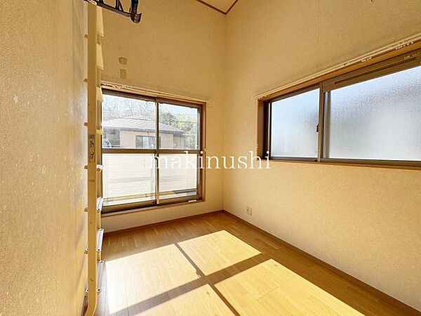 洋室です。収納付きのお部屋ですのでお片付けも楽ちんです。ベッドを置いて机をおいてテレビをおいてもすっきりとしたお部屋に仕上がります。とても快適なお部屋です。