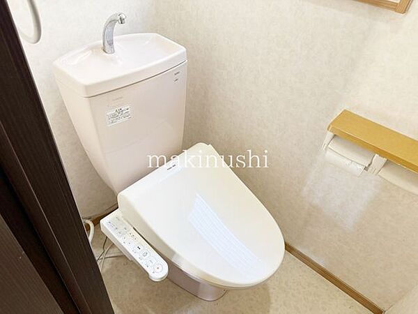 トイレが1、2階にございますので、朝の混雑時に安心して使用できます。トイレは温水洗浄付き便座で毎日清潔に快適にお使いいただけます。