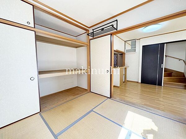 情緒漂う和室。しっとりと落ち着いた雰囲気の和室で気持ちよく寝転がるのも良いものですね。日本に住んでて良かったときっと思えるはずです。