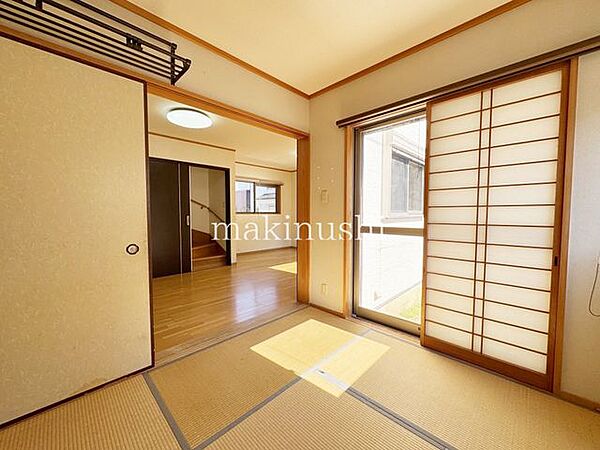 情緒漂う和室。しっとりと落ち着いた雰囲気の和室で気持ちよく寝転がるのも良いものですね。日本に住んでて良かったときっと思えるはずです。