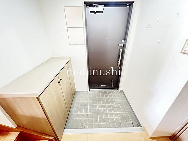 コンパクトなシューズＢＯＸ付きの玄関です。マンションの玄関って結構狭い事が多いのですが、これだけの空間があれば落ち着きますね。