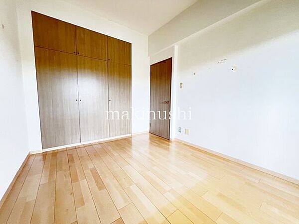 洋室です。収納付きのお部屋ですのでお片付けも楽ちんです。ベッドを置いて机をおいてテレビをおいてもすっきりとしたお部屋に仕上がります。とても快適なお部屋です。
