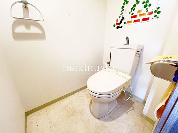 何だか落ち着けるトイレ空間です。トイレは快適な温便座付きとなっております。こんな綺麗にお手入れされたトイレは本当に嬉しいです。