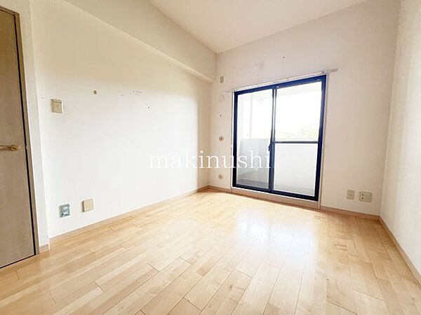 洋室です。収納付きのお部屋ですのでお片付けも楽ちんです。ベッドを置いて机をおいてテレビをおいてもすっきりとしたお部屋に仕上がります。とても快適なお部屋です。