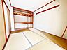 和室：情緒漂う和室。しっとりと落ち着いた雰囲気の和室で気持ちよく寝転がるのも良いものですね。日本に住んでて良かったときっと思えるはずです。