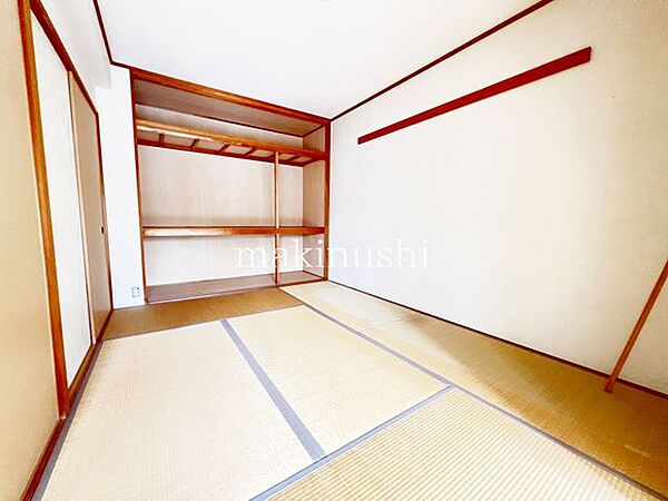 情緒漂う和室。しっとりと落ち着いた雰囲気の和室で気持ちよく寝転がるのも良いものですね。日本に住んでて良かったときっと思えるはずです。