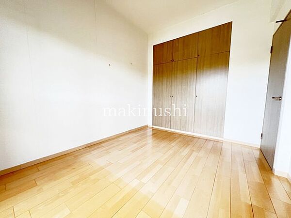 洋室です。収納付きのお部屋ですのでお片付けも楽ちんです。ベッドを置いて机をおいてテレビをおいてもすっきりとしたお部屋に仕上がります。とても快適なお部屋です。