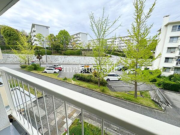 バルコニーからの眺望です。緑が多い景観となっていますのでとても癒されます。休日にホッと一息付けますね。