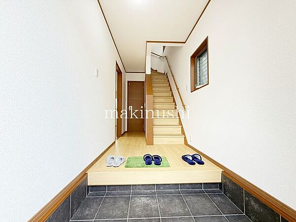 広々とした玄関です。光が入ってきてとても明るい玄関です。朝の通勤や通学の時に明るい玄関だと元気が出ます。