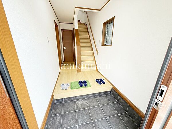 広々とした玄関です。光が入ってきてとても明るい玄関です。朝の通勤や通学の時に明るい玄関だと元気が出ます。