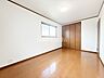 子供部屋：洋室です。収納付きのお部屋ですのでお片付けも楽ちんです。ベッドを置いて机をおいてテレビをおいてもすっきりとしたお部屋に仕上がります。とても快適なお部屋です。