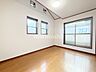 洋室：洋室です。収納付きのお部屋ですのでお片付けも楽ちんです。ベッドを置いて机をおいてテレビをおいてもすっきりとしたお部屋に仕上がります。とても快適なお部屋です。
