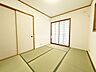 和室：情緒漂う和室。しっとりと落ち着いた雰囲気の和室で気持ちよく寝転がるのも良いものですね。日本に住んでて良かったときっと思えるはずです。