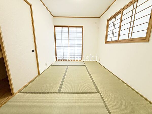 情緒漂う和室。しっとりと落ち着いた雰囲気の和室で気持ちよく寝転がるのも良いものですね。日本に住んでて良かったときっと思えるはずです。
