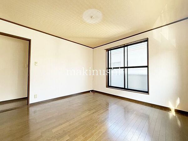 洋室です。大きなお部屋ですのでお片付けも楽ちんです。ベッドを置いて机をおいてテレビをおいてもすっきりとしたお部屋に仕上がります。とても快適なお部屋です。