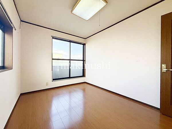 洋室です。大きなお部屋ですのでお片付けも楽ちんです。ベッドを置いて机をおいてテレビをおいてもすっきりとしたお部屋に仕上がります。とても快適なお部屋です。