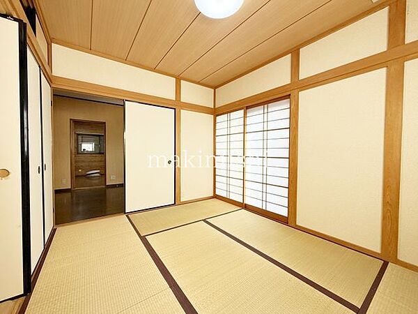 情緒漂う和室。しっとりと落ち着いた雰囲気の和室で気持ちよく寝転がるのも良いものですね。日本に住んでて良かったときっと思えるはずです。