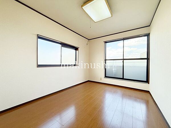 洋室です。大きなお部屋ですのでお片付けも楽ちんです。ベッドを置いて机をおいてテレビをおいてもすっきりとしたお部屋に仕上がります。とても快適なお部屋です。