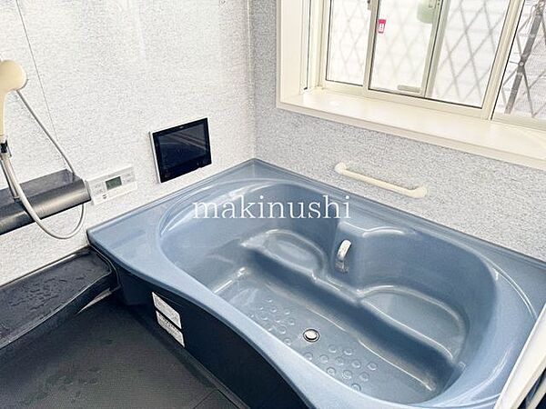 大きな男性でも足を伸ばして入浴する事の出来る大型バスルーム！追い炊き機能も付いてますのでご家族の帰宅時間がバラバラのご家庭でも快適に入浴できますね♪