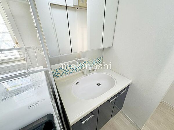 忙しい朝に便利な洗髪洗面化粧台付きのパウダールーム！鏡の側面はたっぷり入る収納スペース付き！シャワーホースも伸ばせますのでお掃除も楽ちんですね♪