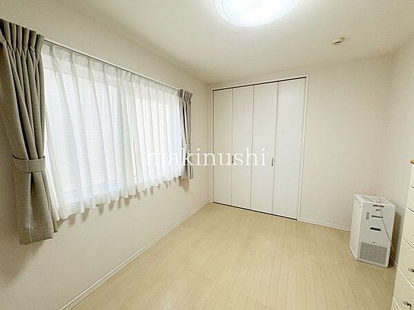 洋室です。収納付きのお部屋ですのでお片付けも楽ちんです。ベッドを置いて机をおいてテレビをおいてもすっきりとしたお部屋に仕上がります。とても快適なお部屋です。