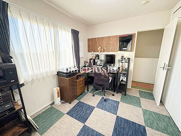 洋室です。収納付きのお部屋ですのでお片付けも楽ちんです。ベッドを置いて机をおいてテレビをおいてもすっきりとしたお部屋に仕上がります。とても快適なお部屋です。