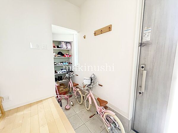 シューズクローク付きの玄関。靴を置くのはもちろんのこと、ベビーカーや趣味のゴルフバッグ、サーフボード等々何でも収納できます。玄関に靴が散らかることもなくなりますので重宝したいアイテムです。