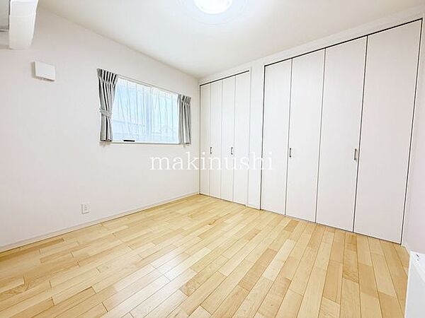 洋室です。収納付きのお部屋ですのでお片付けも楽ちんです。ベッドを置いて机をおいてテレビをおいてもすっきりとしたお部屋に仕上がります。とても快適なお部屋です。