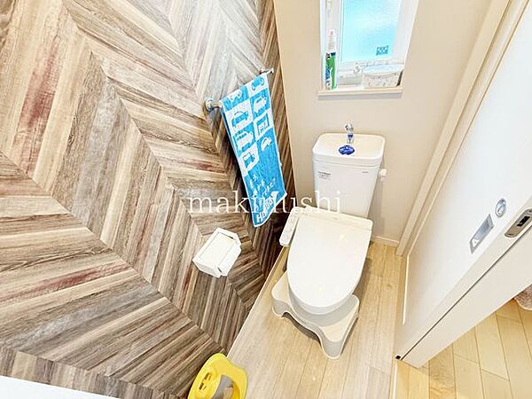 トイレが1、2階にございますので、朝の混雑時に安心して使用できます。トイレは温水洗浄付き便座で毎日清潔に快適にお使いいただけます。