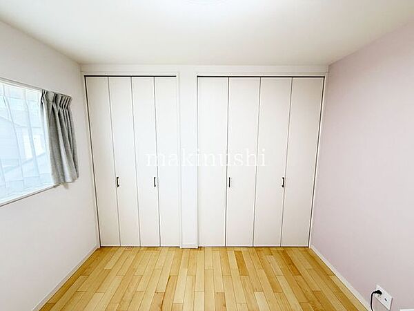 洋室です。収納付きのお部屋ですのでお片付けも楽ちんです。ベッドを置いて机をおいてテレビをおいてもすっきりとしたお部屋に仕上がります。とても快適なお部屋です。