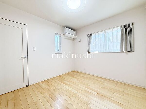 洋室です。収納付きのお部屋ですのでお片付けも楽ちんです。ベッドを置いて机をおいてテレビをおいてもすっきりとしたお部屋に仕上がります。とても快適なお部屋です。
