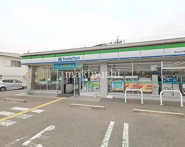 ファミリーマート狭山山本東店 徒歩11分。 830m