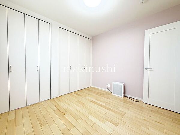洋室です。収納付きのお部屋ですのでお片付けも楽ちんです。ベッドを置いて机をおいてテレビをおいてもすっきりとしたお部屋に仕上がります。とても快適なお部屋です。