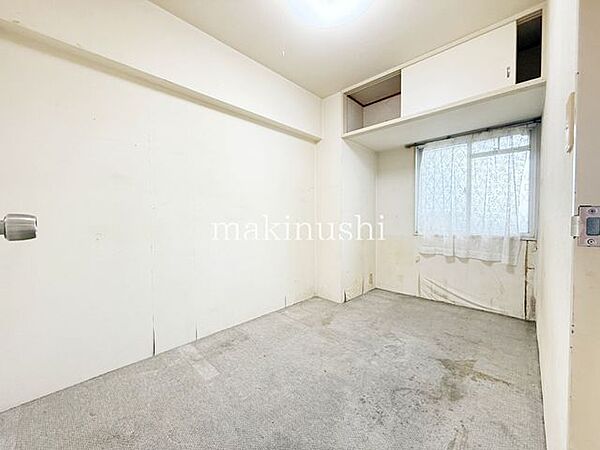洋室です。ベッドを置いて机をおいてテレビをおいてもすっきりとしたお部屋に仕上がります。とても快適なお部屋です。