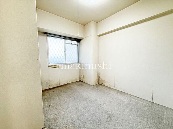 洋室です。ベッドを置いて机をおいてテレビをおいてもすっきりとしたお部屋に仕上がります。とても快適なお部屋です。