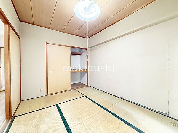 情緒漂う和室。しっとりと落ち着いた雰囲気の和室で気持ちよく寝転がるのも良いものですね。日本に住んでて良かったときっと思えるはずです。
