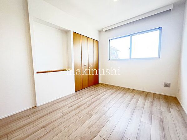 洋室です。収納付きのお部屋ですのでお片付けも楽ちんです。ベッドを置いて机をおいてテレビをおいてもすっきりとしたお部屋に仕上がります。とても快適なお部屋です。