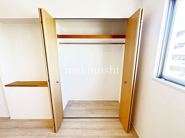 大きな収納スペースです。これだけの広さがあれば、かなりの量のお荷物を収納出来ますね。建具は折れ戸でモダンな空間を演出してくれます。