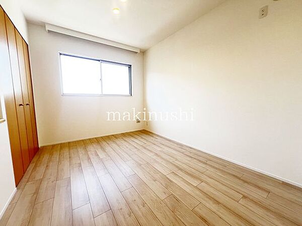 洋室です。収納付きのお部屋ですのでお片付けも楽ちんです。ベッドを置いて机をおいてテレビをおいてもすっきりとしたお部屋に仕上がります。とても快適なお部屋です。