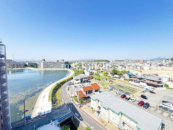 眺望です。本当に眺めがよく、ずっと見ていられます。山、緑の自然と都市機能が調和した南大阪は空気が美味しいと有名です。