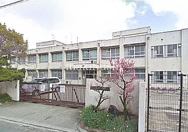 堺市立登美丘中学校 徒歩12分。 900m