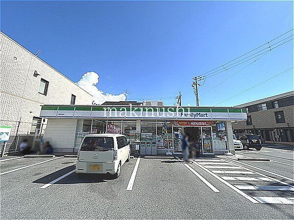 ファミリーマート堺草尾店 徒歩6分。 480m
