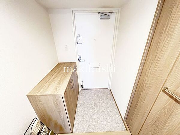 コンパクトなシューズＢＯＸ付きの玄関です。マンションの玄関って結構狭い事が多いのですが、これだけの空間があれば落ち着きますね。
