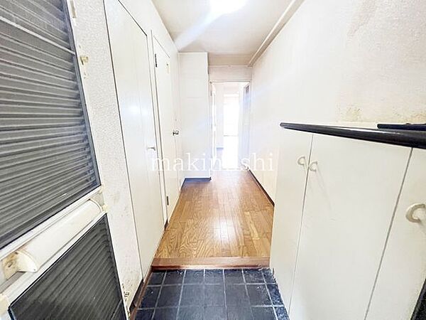 コンパクトなシューズＢＯＸ付きの玄関です。マンションの玄関って結構狭い事が多いのですが、これだけの空間があれば落ち着きますね。