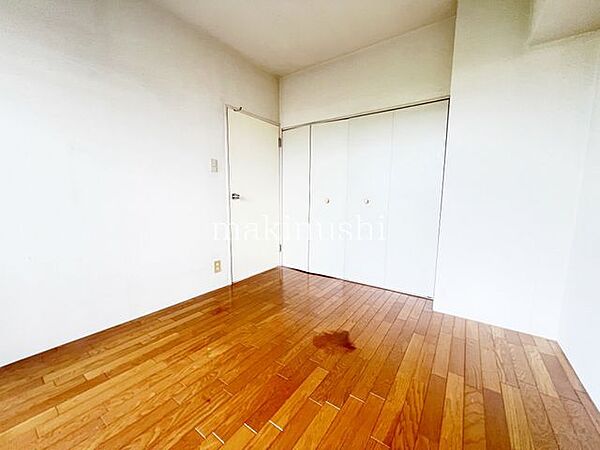 洋室です。収納付きのお部屋ですのでお片付けも楽ちんです。ベッドを置いて机をおいてテレビをおいてもすっきりとしたお部屋に仕上がります。とても快適なお部屋です。