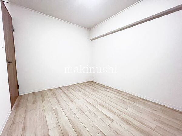 洋室です。収納付きのお部屋ですのでお片付けも楽ちんです。ベッドを置いて机をおいてテレビをおいてもすっきりとしたお部屋に仕上がります。とても快適なお部屋です。