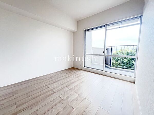 洋室です。収納付きのお部屋ですのでお片付けも楽ちんです。ベッドを置いて机をおいてテレビをおいてもすっきりとしたお部屋に仕上がります。とても快適なお部屋です。