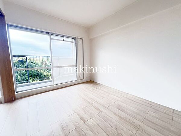 洋室です。フローリングのお部屋となってますのでお掃除やお片付けも楽ちんです。ベッドを置いて机をおいてテレビをおいてもすっきりとしたお部屋に仕上がりそうですね。お好みのレイアウトで毎日をお楽しみ下さい♪